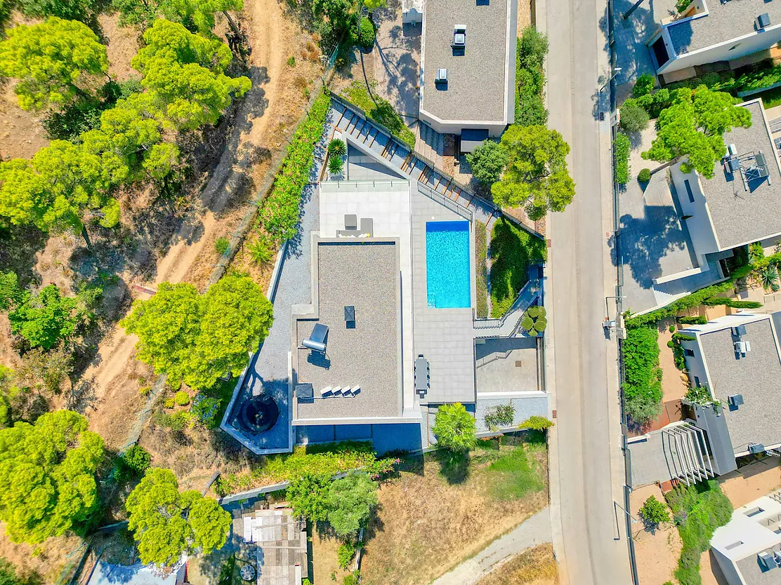 Contemporary villa with pool and parking in Calonge