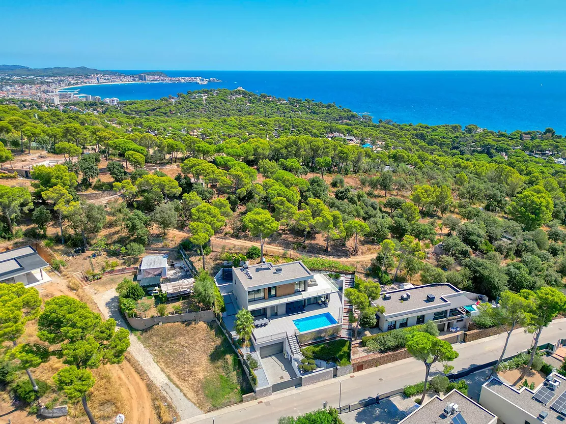 Contemporary villa with pool and parking in Calonge