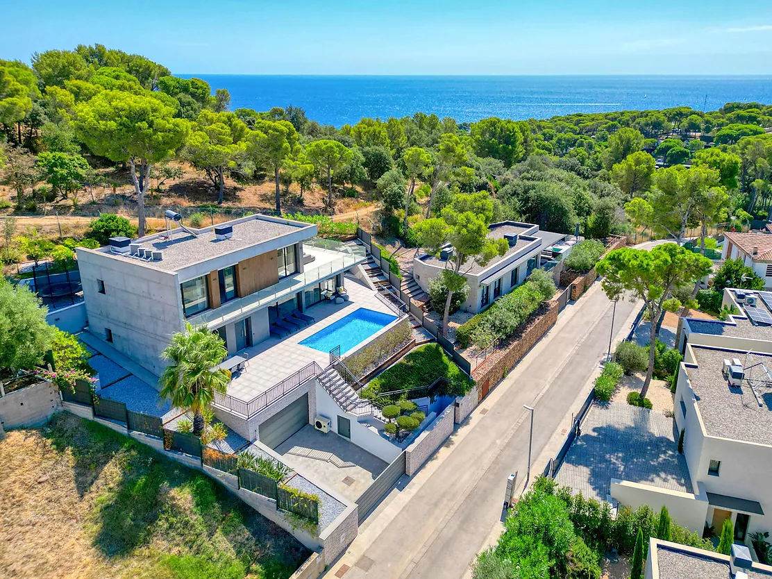 Contemporary villa with pool and parking in Calonge