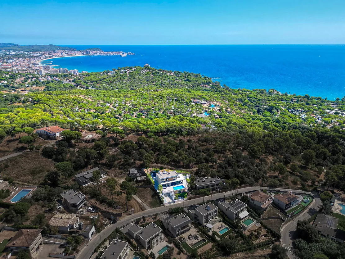 Contemporary villa with pool and parking in Calonge