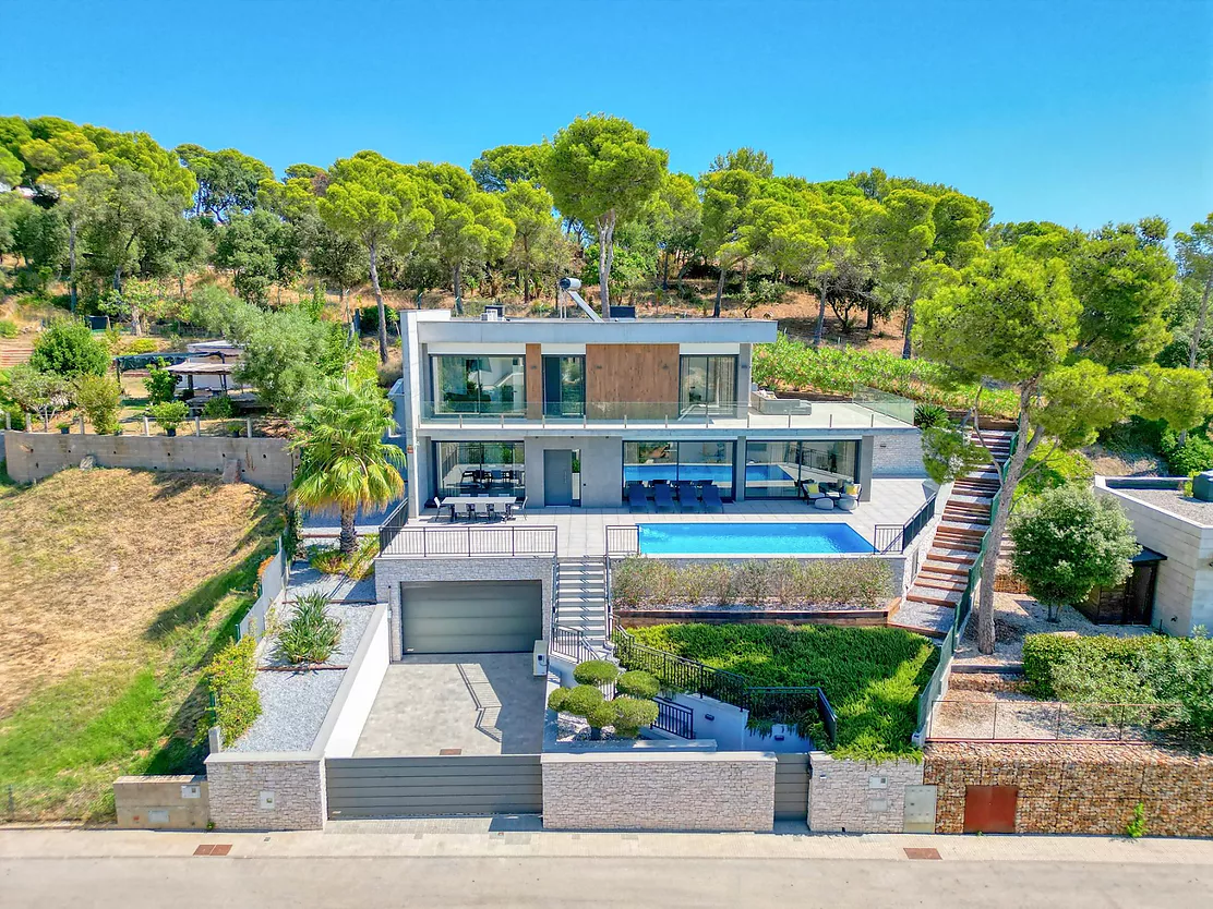Contemporary villa with pool and parking in Calonge