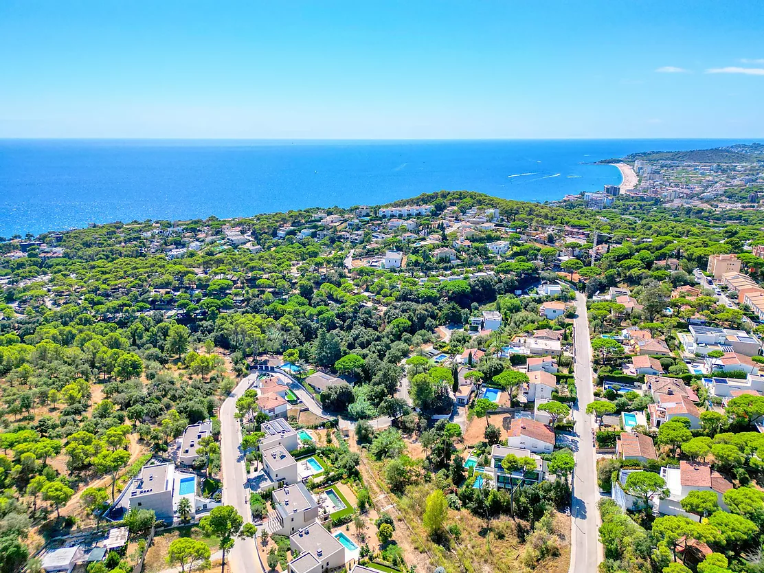Contemporary villa with pool and parking in Calonge