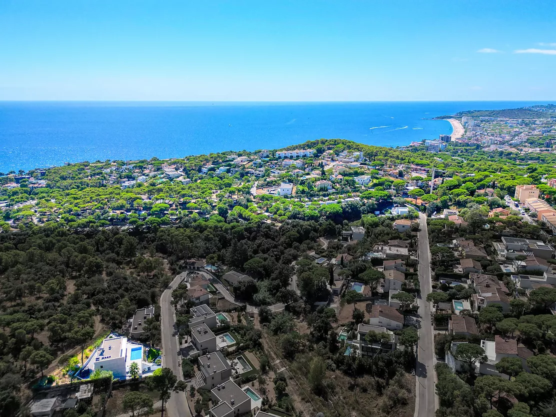Contemporary villa with pool and parking in Calonge