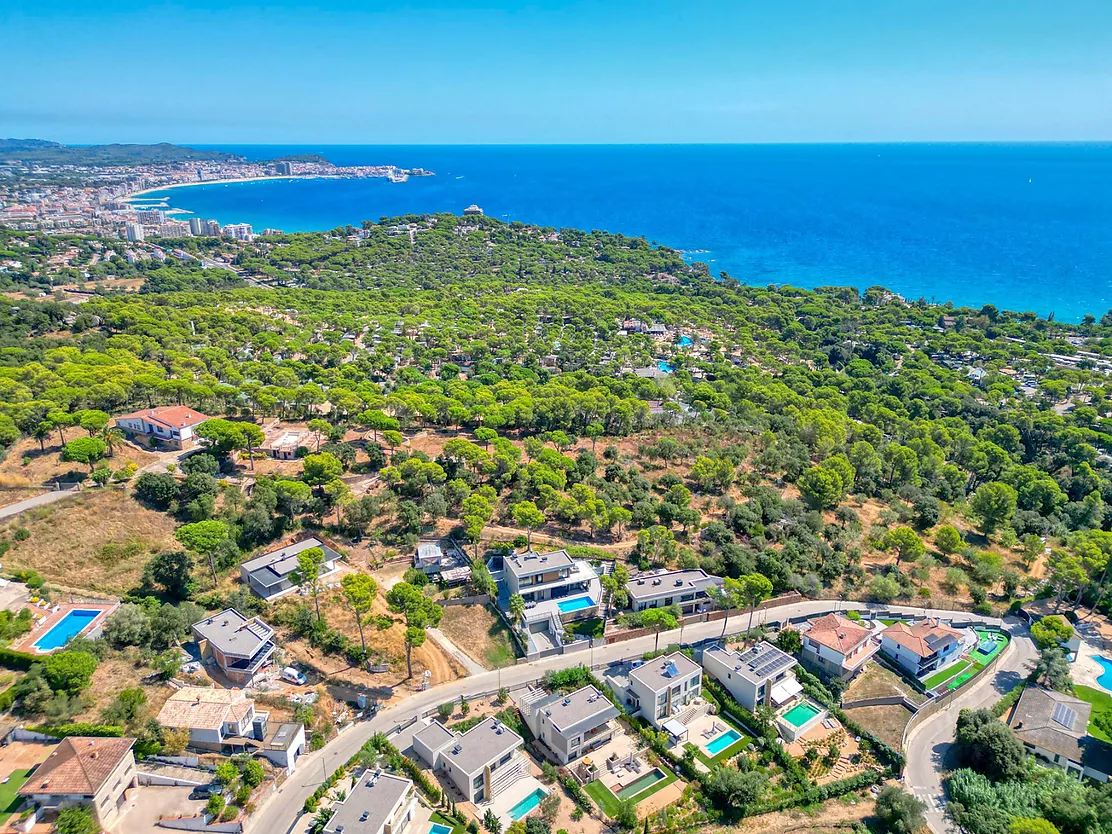 Contemporary villa with pool and parking in Calonge