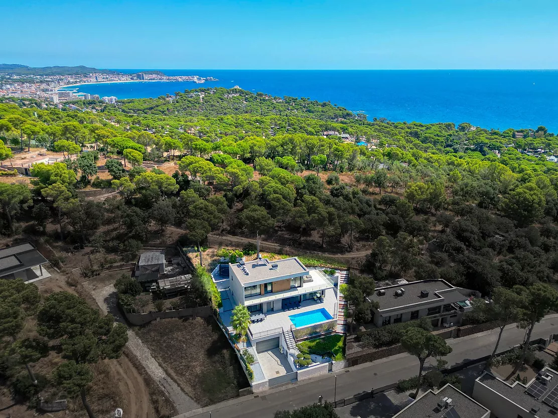 Contemporary villa with pool and parking in Calonge