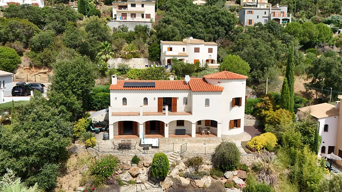 Detached Villa with Pool and Panoramic Mountain Views in Calonge