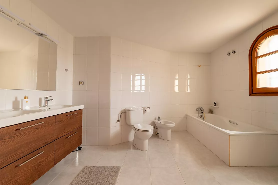 Detached Villa with Pool and Panoramic Mountain Views in Calonge