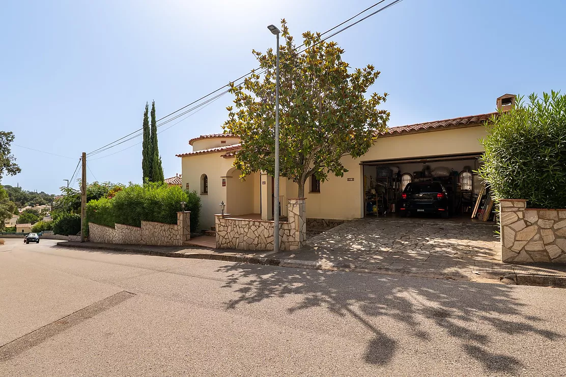 Detached Villa with Pool and Panoramic Mountain Views in Calonge