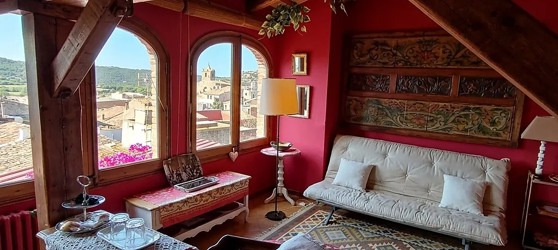 A HOUSE WITH HISTORY AND SOUL IN THE HEART OF CALONGE