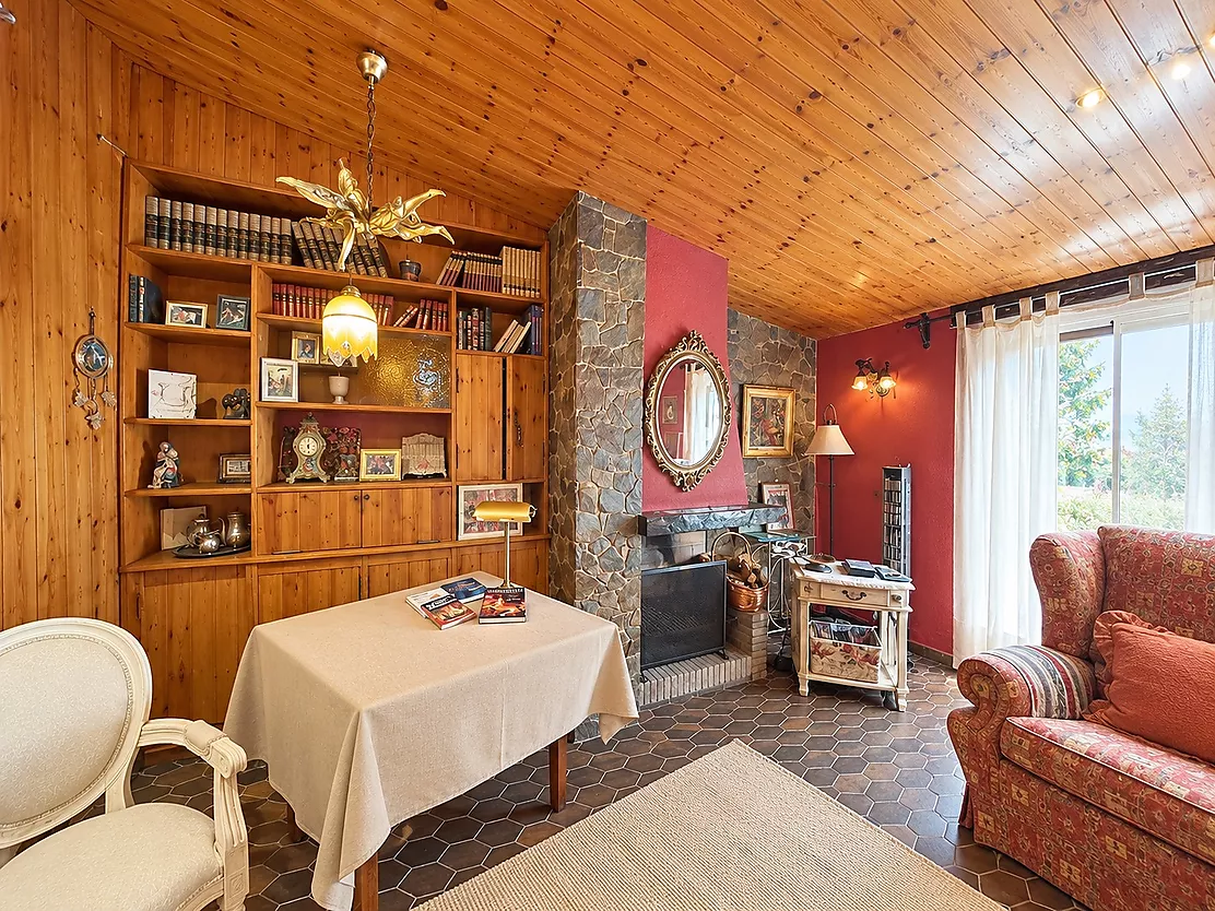 A HOUSE WITH HISTORY AND SOUL IN THE HEART OF CALONGE