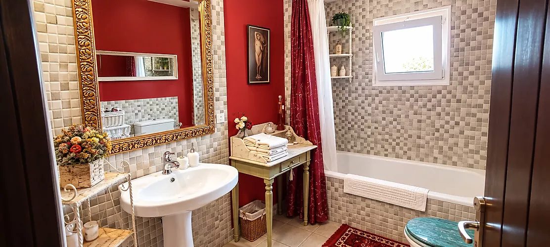 A HOUSE WITH HISTORY AND SOUL IN THE HEART OF CALONGE