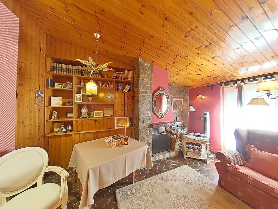 A HOUSE WITH HISTORY AND SOUL IN THE HEART OF CALONGE