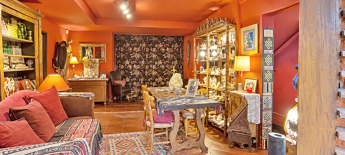 A HOUSE WITH HISTORY AND SOUL IN THE HEART OF CALONGE