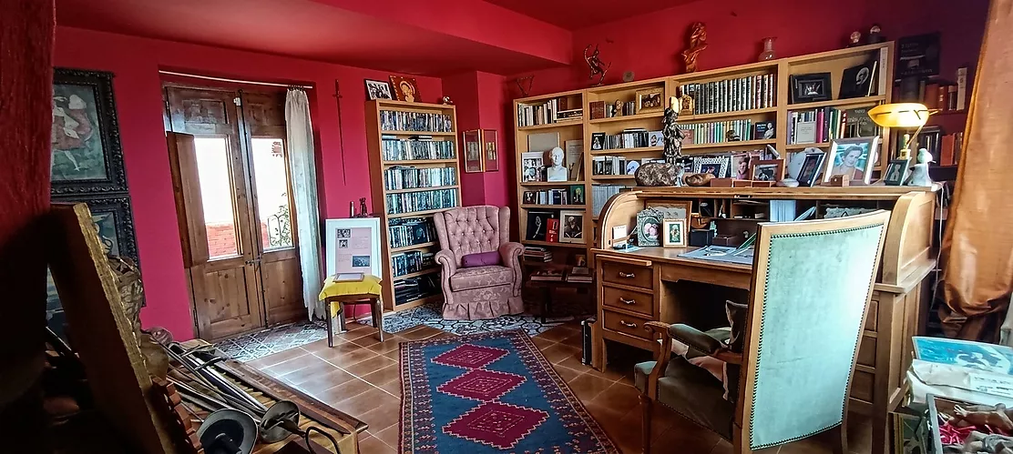 A HOUSE WITH HISTORY AND SOUL IN THE HEART OF CALONGE