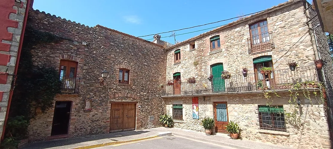 A HOUSE WITH HISTORY AND SOUL IN THE HEART OF CALONGE