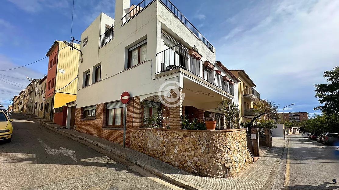 SPACIOUS 6-BEDROOM HOUSE WITH 2 BATHROOMS, GARAGE AND TERRACE IN PALAFRUGELL