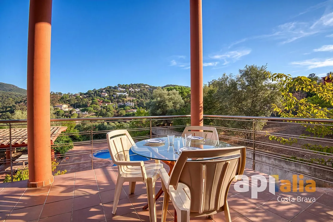 Spacious Villa with Pool, 6 Bedrooms and Large Garage in Calonge