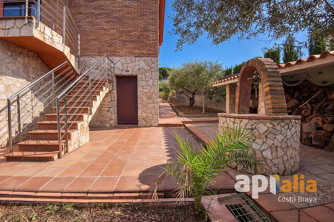 Spacious Villa with Pool, 6 Bedrooms and Large Garage in Calonge
