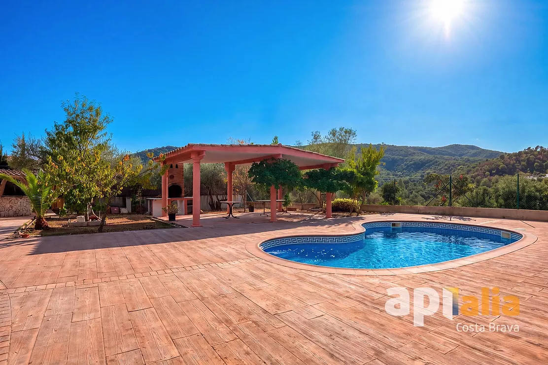 Spacious Villa with Pool, 6 Bedrooms and Large Garage in Calonge