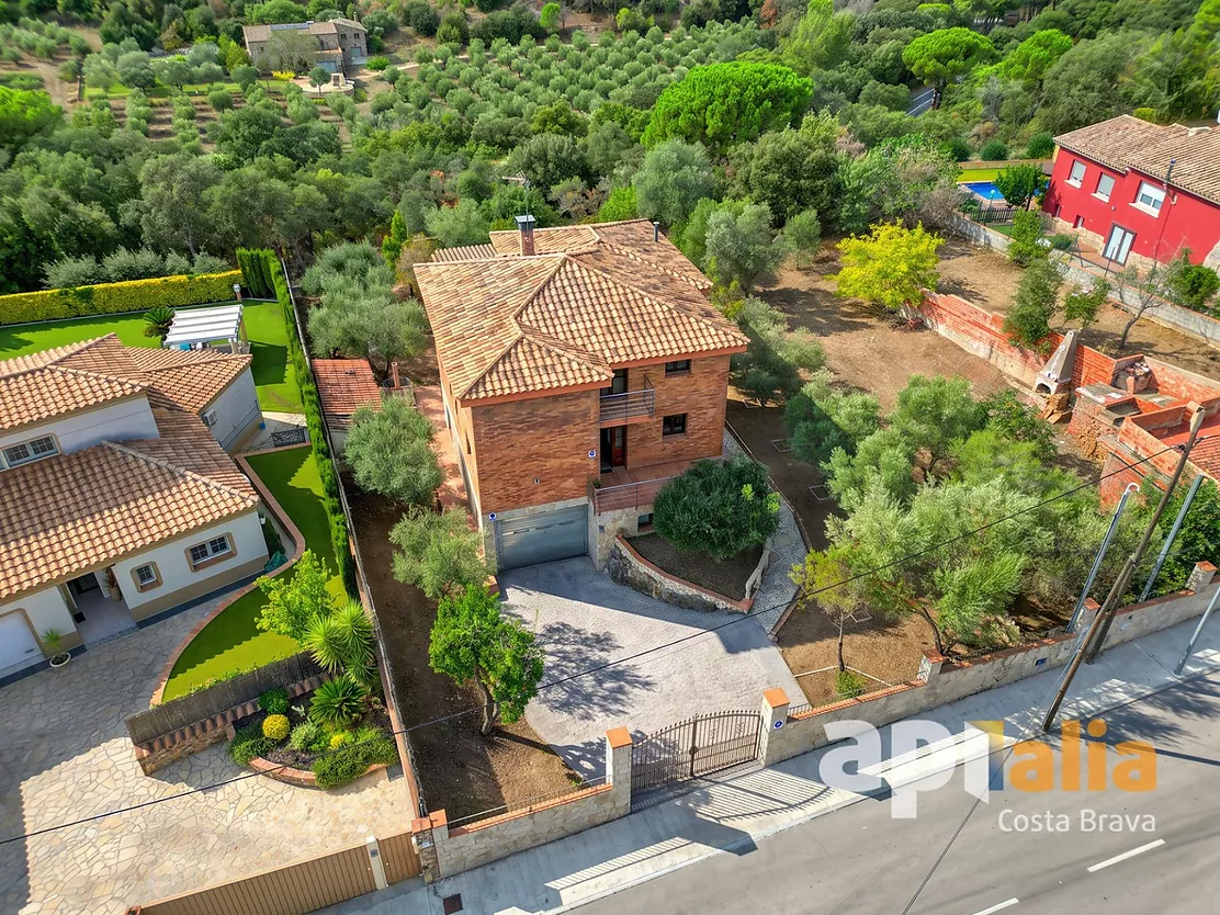 Spacious Villa with Pool, 6 Bedrooms and Large Garage in Calonge