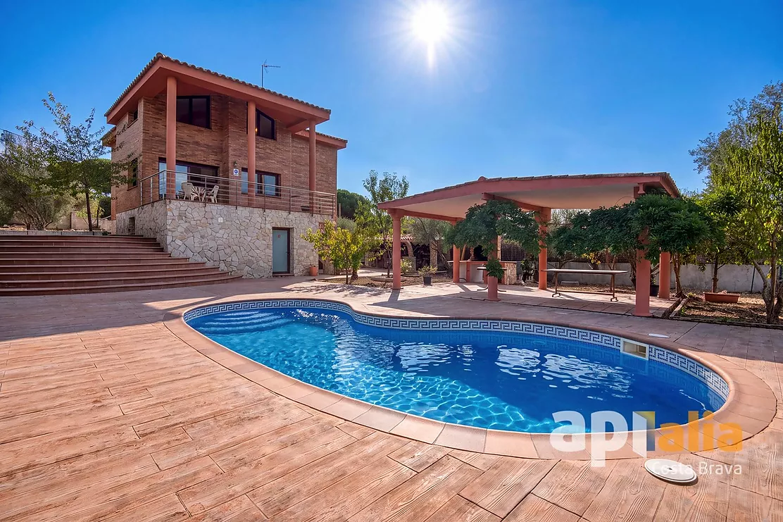 Spacious Villa with Pool, 6 Bedrooms and Large Garage in Calonge