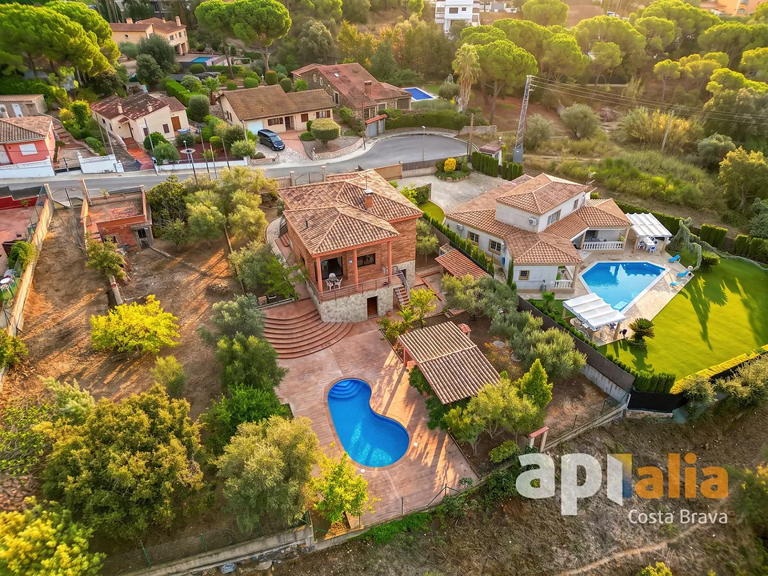 Spacious Villa with Pool, 6 Bedrooms and Large Garage in Calonge