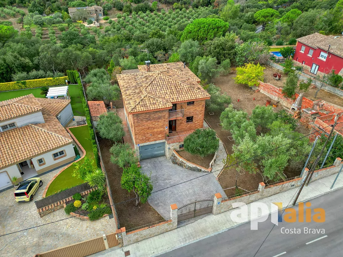 Spacious Villa with Pool, 6 Bedrooms and Large Garage in Calonge