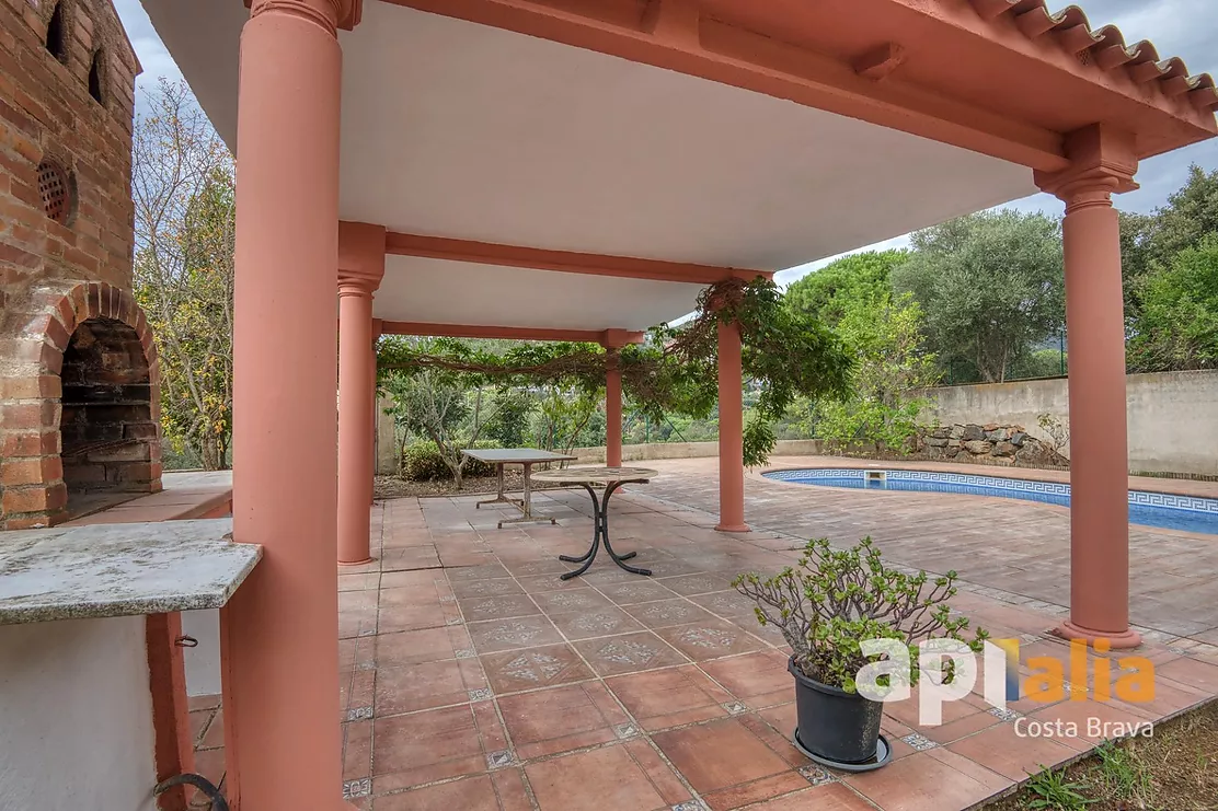Spacious Villa with Pool, 6 Bedrooms and Large Garage in Calonge