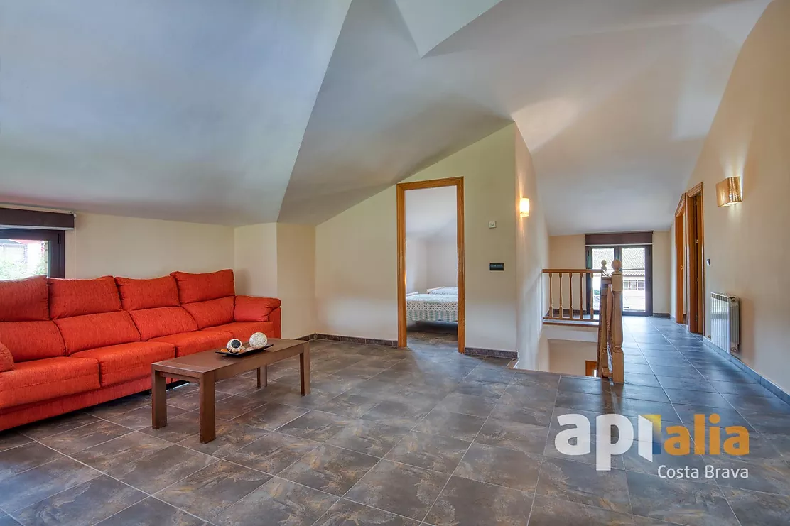 Spacious Villa with Pool, 6 Bedrooms and Large Garage in Calonge