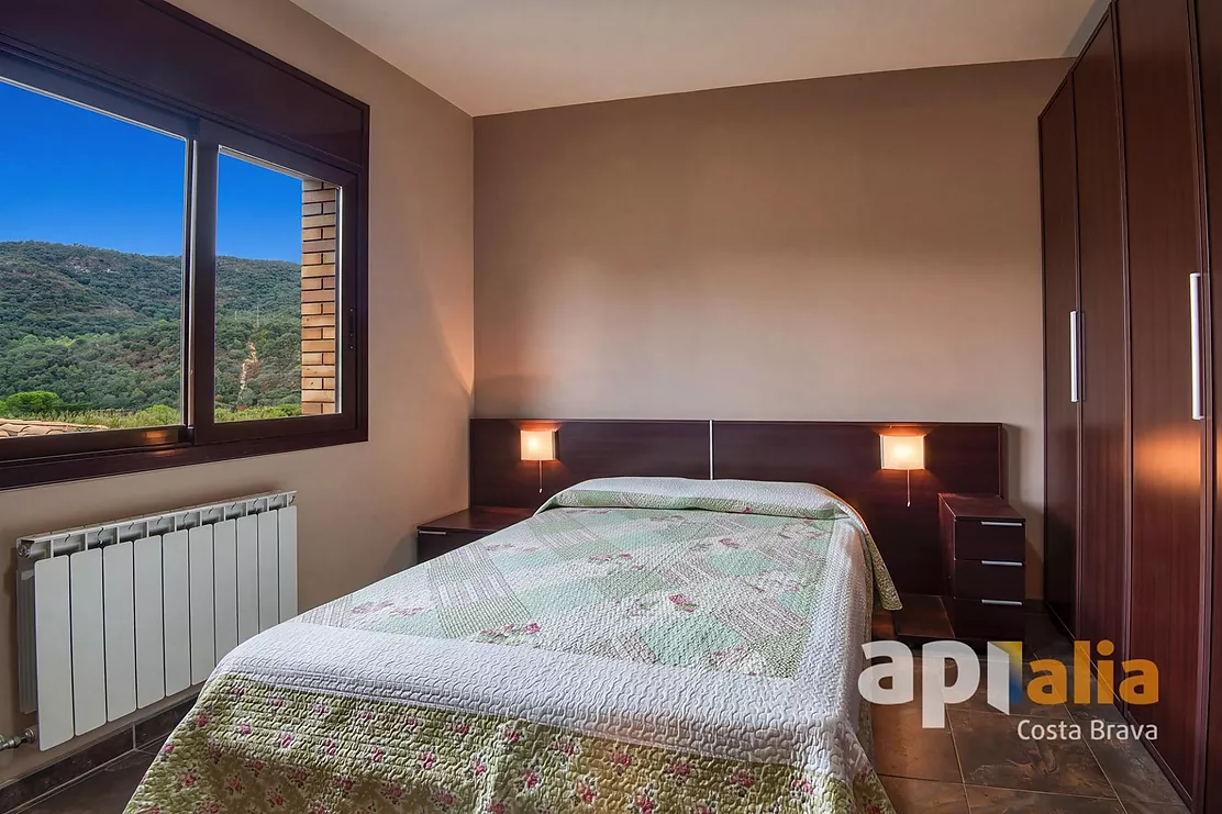 Spacious Villa with Pool, 6 Bedrooms and Large Garage in Calonge