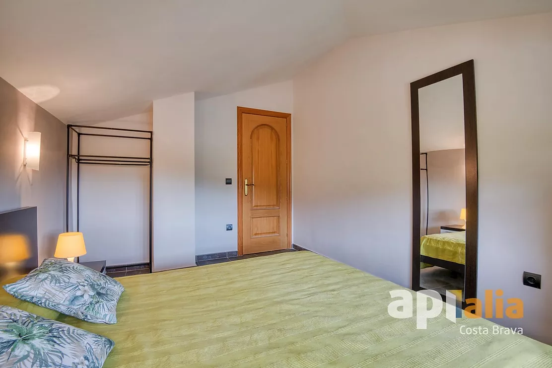 Spacious Villa with Pool, 6 Bedrooms and Large Garage in Calonge