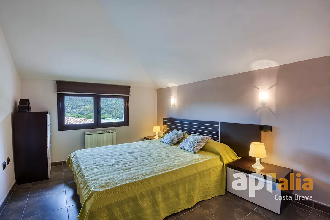 Spacious Villa with Pool, 6 Bedrooms and Large Garage in Calonge
