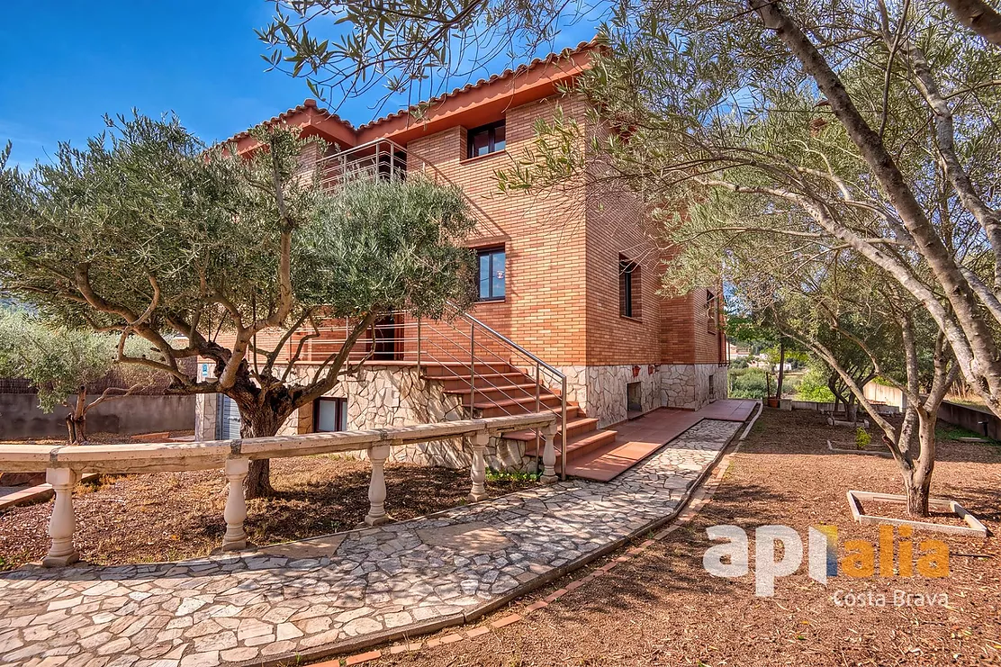 Spacious Villa with Pool, 6 Bedrooms and Large Garage in Calonge