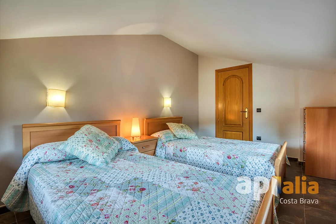 Spacious Villa with Pool, 6 Bedrooms and Large Garage in Calonge