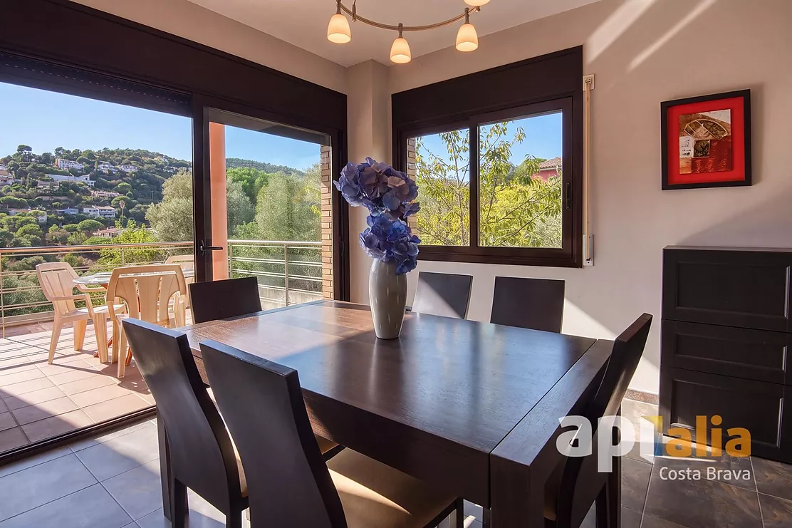Spacious Villa with Pool, 6 Bedrooms and Large Garage in Calonge