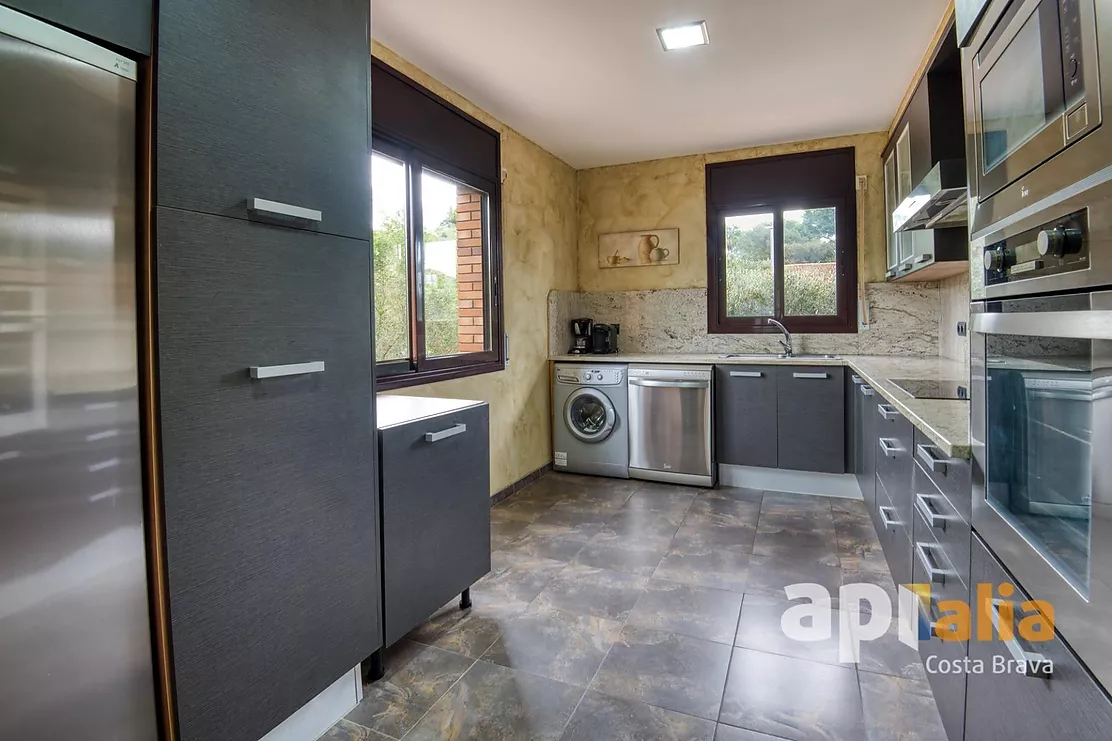 Spacious Villa with Pool, 6 Bedrooms and Large Garage in Calonge