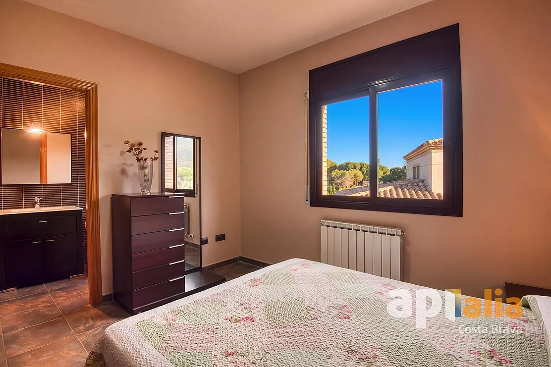 Spacious Villa with Pool, 6 Bedrooms and Large Garage in Calonge