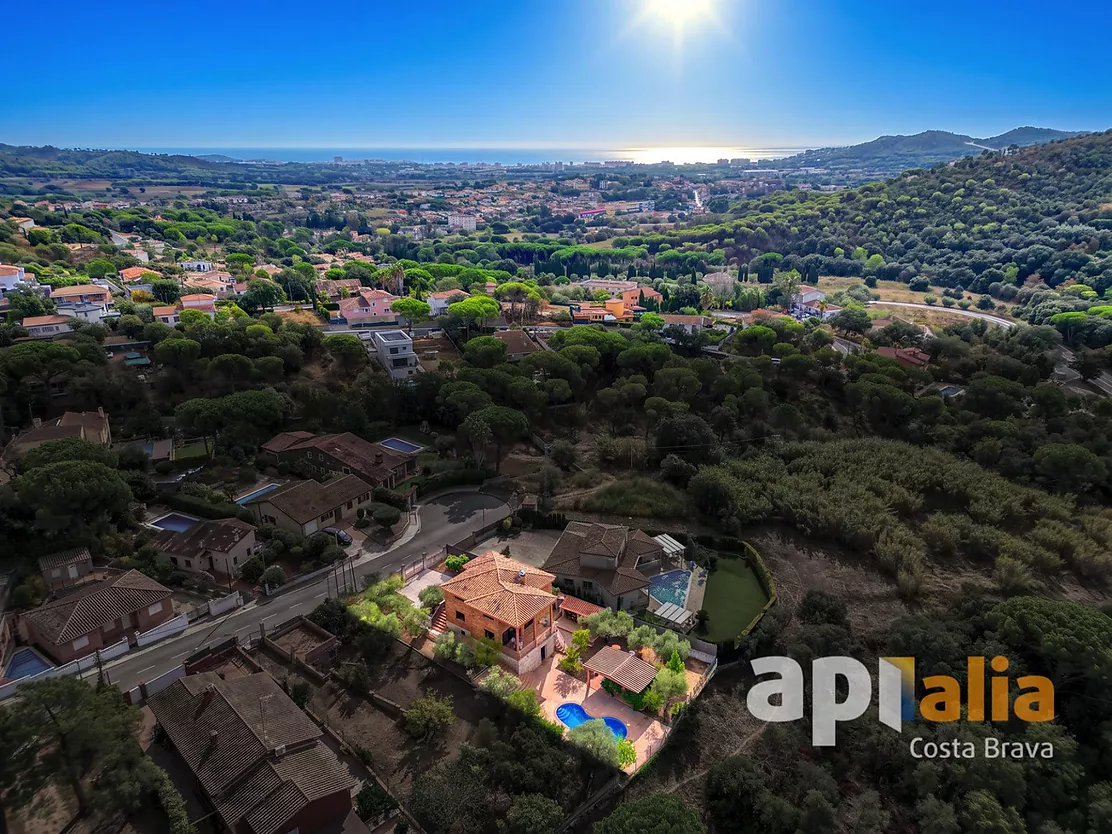 Spacious Villa with Pool, 6 Bedrooms and Large Garage in Calonge