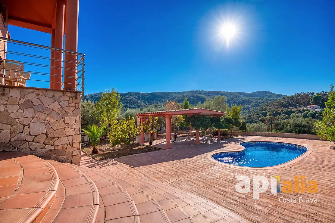 Spacious Villa with Pool, 6 Bedrooms and Large Garage in Calonge