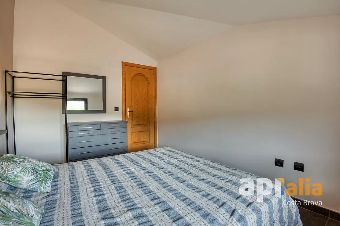 Spacious Villa with Pool, 6 Bedrooms and Large Garage in Calonge