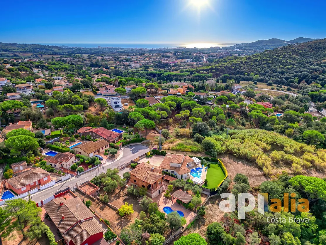 Spacious Villa with Pool, 6 Bedrooms and Large Garage in Calonge