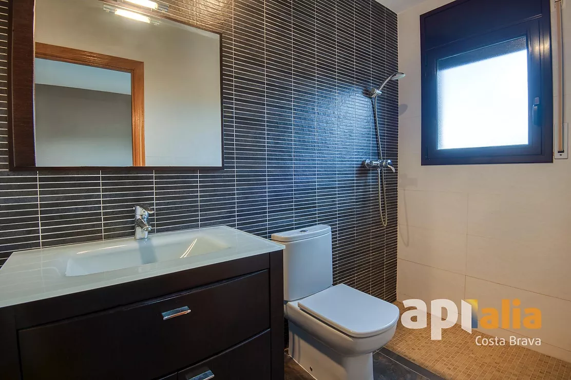 Spacious Villa with Pool, 6 Bedrooms and Large Garage in Calonge