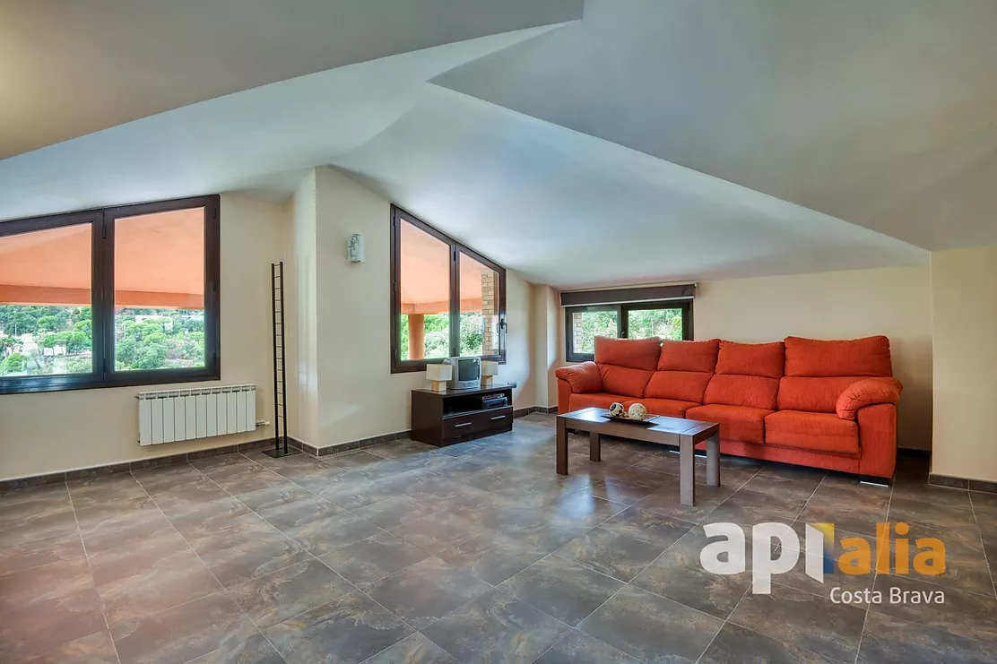 Spacious Villa with Pool, 6 Bedrooms and Large Garage in Calonge