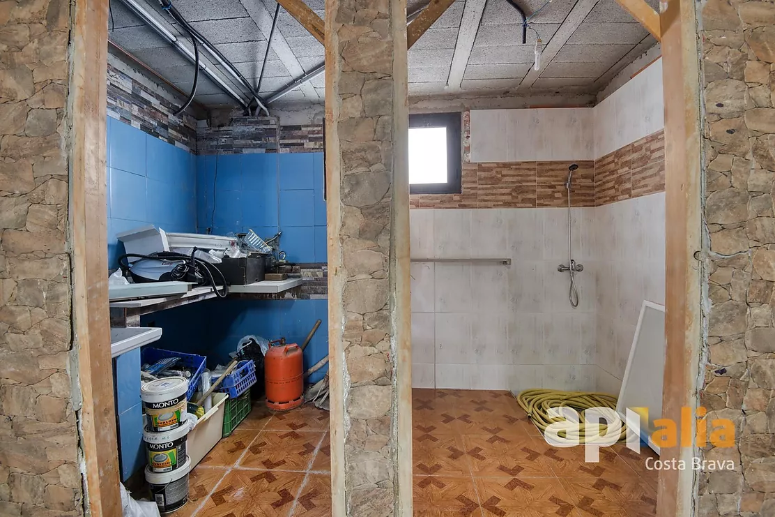 Spacious Villa with Pool, 6 Bedrooms and Large Garage in Calonge