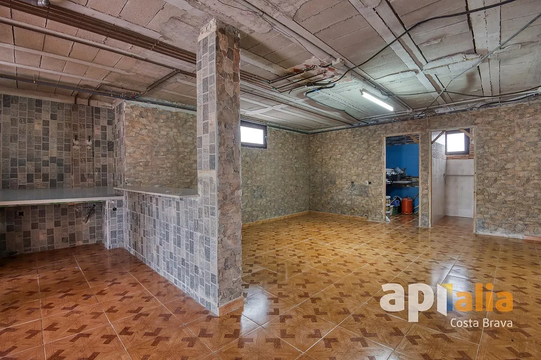 Spacious Villa with Pool, 6 Bedrooms and Large Garage in Calonge
