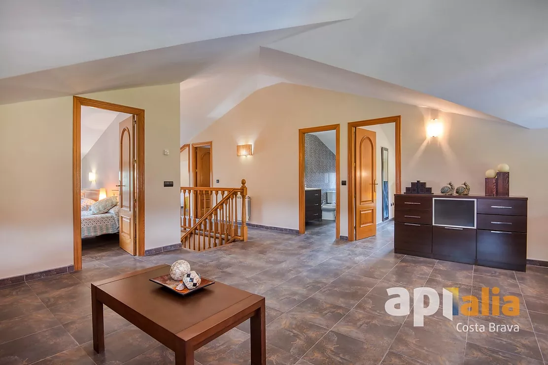 Spacious Villa with Pool, 6 Bedrooms and Large Garage in Calonge