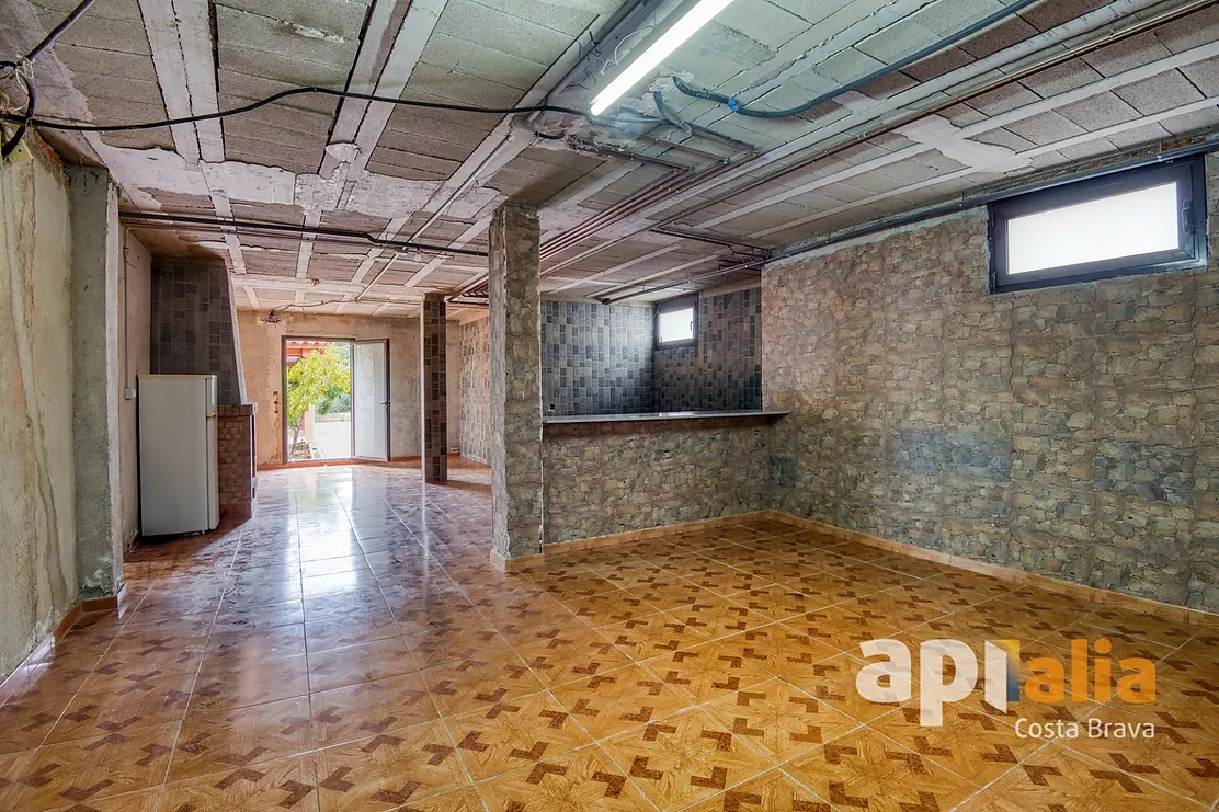 Spacious Villa with Pool, 6 Bedrooms and Large Garage in Calonge