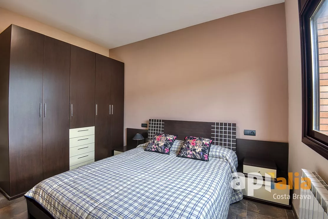 Spacious Villa with Pool, 6 Bedrooms and Large Garage in Calonge