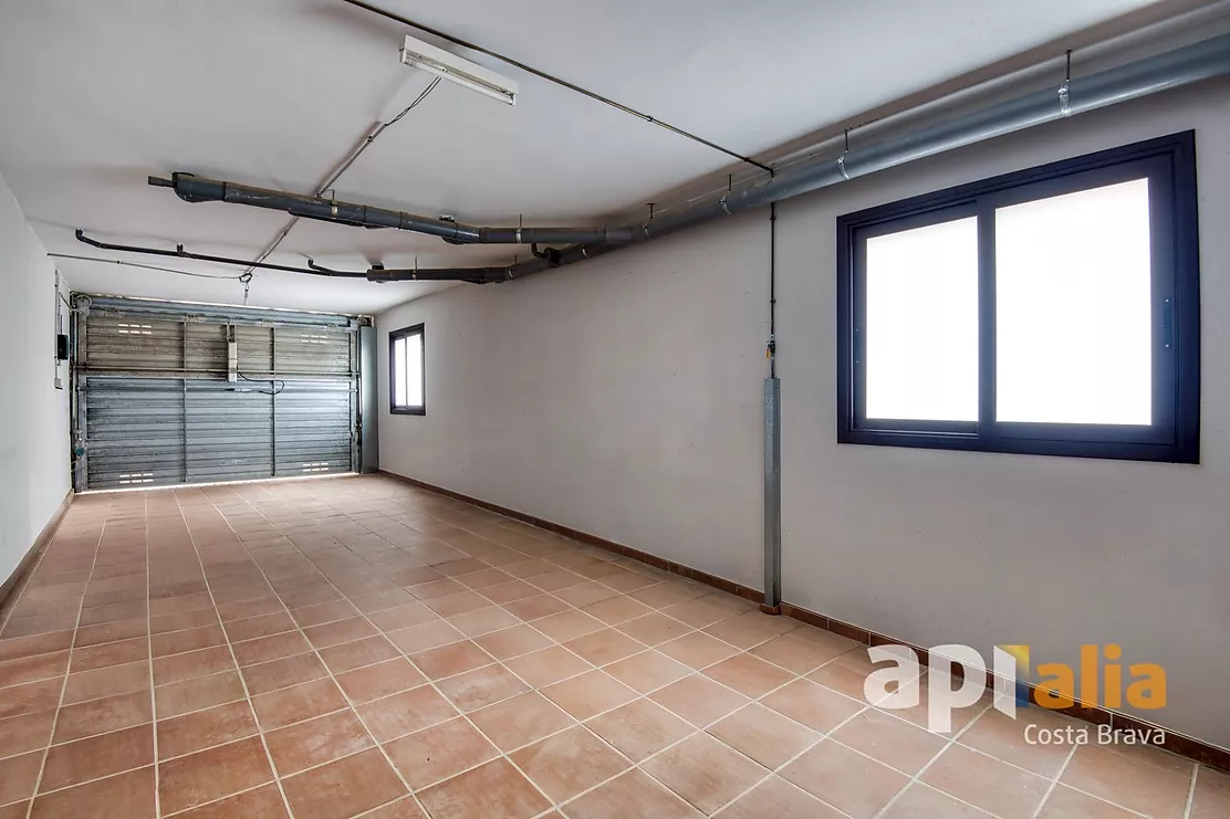 Spacious Villa with Pool, 6 Bedrooms and Large Garage in Calonge