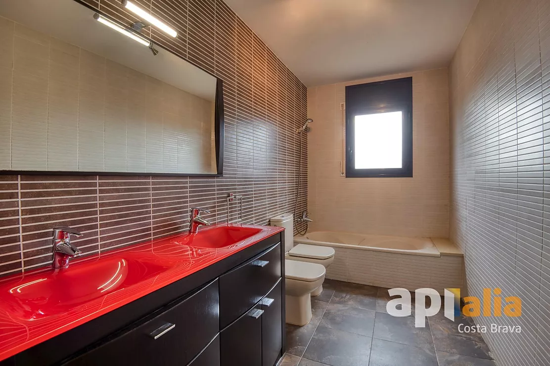 Spacious Villa with Pool, 6 Bedrooms and Large Garage in Calonge
